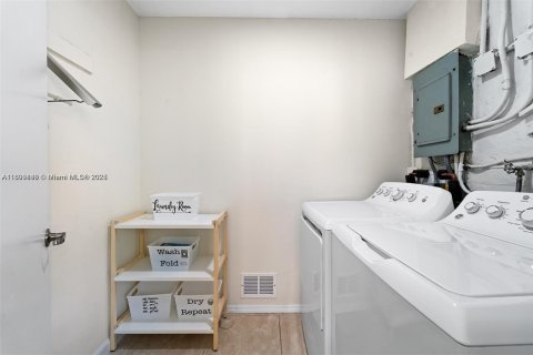 House in Miami, Florida 4 bedrooms, 142.98 sq.m. № 1952491 - photo 19