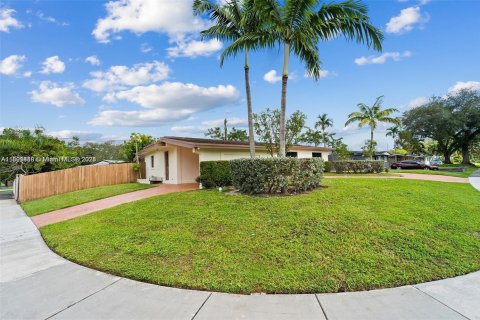House in Miami, Florida 4 bedrooms, 142.98 sq.m. № 1952491 - photo 28
