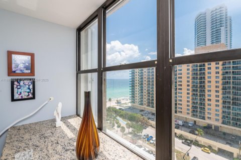 Condo in Hollywood, Florida, 2 bedrooms  № 1948957 - photo 30