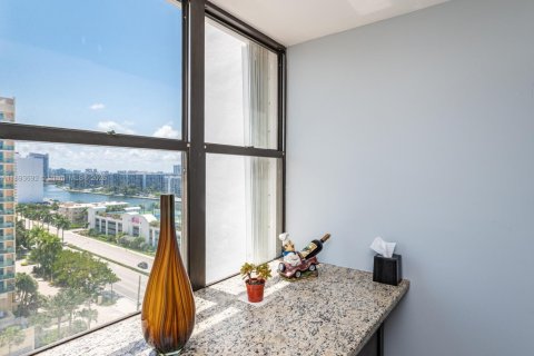 Condo in Hollywood, Florida, 2 bedrooms  № 1948957 - photo 29