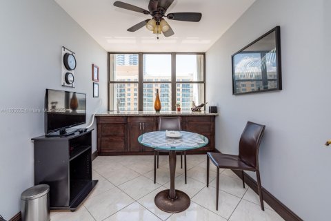 Condo in Hollywood, Florida, 2 bedrooms  № 1948957 - photo 28