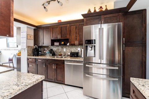 Condo in Hollywood, Florida, 2 bedrooms  № 1948957 - photo 26