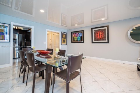 Condo in Hollywood, Florida, 2 bedrooms  № 1948957 - photo 8