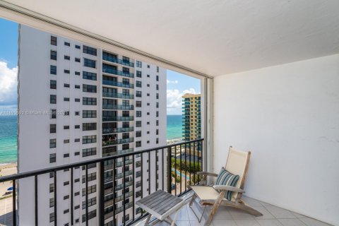 Condo in Hollywood, Florida, 2 bedrooms  № 1948957 - photo 22