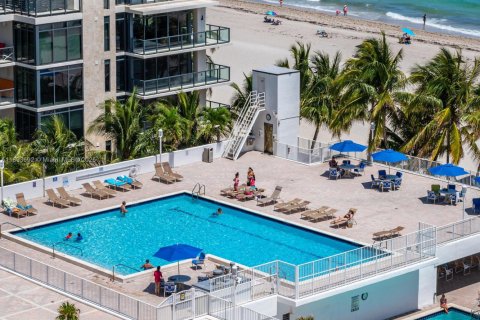 Condo in Hollywood, Florida, 2 bedrooms  № 1948957 - photo 21