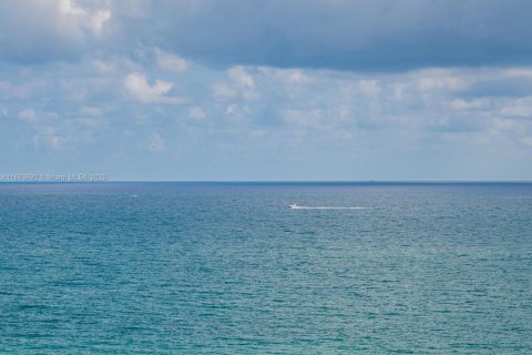 Condo in Hollywood, Florida, 2 bedrooms  № 1948957 - photo 24