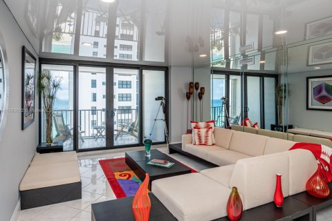 Condo in Hollywood, Florida, 2 bedrooms  № 1948957 - photo 12