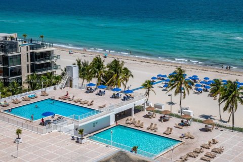 Condo in Hollywood, Florida, 2 bedrooms  № 1948957 - photo 18