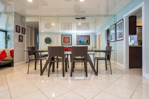 Condo in Hollywood, Florida, 2 bedrooms  № 1948957 - photo 7