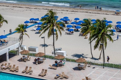 Condo in Hollywood, Florida, 2 bedrooms  № 1948957 - photo 20