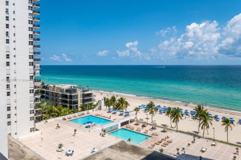 Condo in Hollywood, Florida, 2 bedrooms  № 1948957 - photo 17