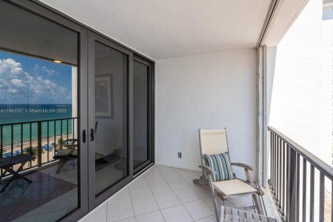 Condo in Hollywood, Florida, 2 bedrooms  № 1948957 - photo 19
