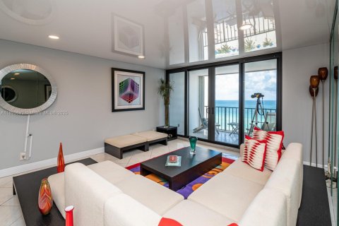 Condo in Hollywood, Florida, 2 bedrooms  № 1948957 - photo 13