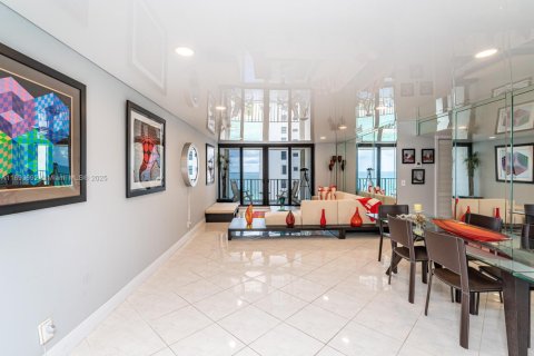 Condo in Hollywood, Florida, 2 bedrooms  № 1948957 - photo 11