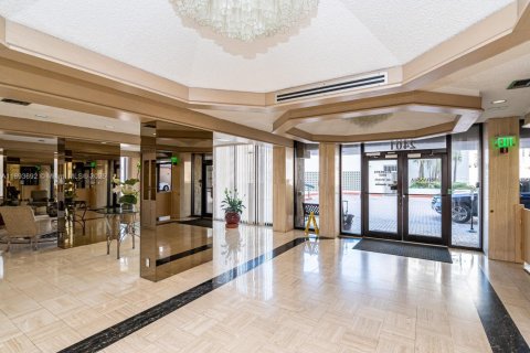 Condo in Hollywood, Florida, 2 bedrooms  № 1948957 - photo 3