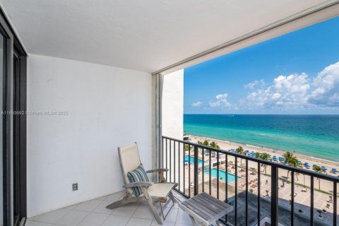 Condo in Hollywood, Florida, 2 bedrooms  № 1948957 - photo 16