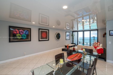 Condo in Hollywood, Florida, 2 bedrooms  № 1948957 - photo 9