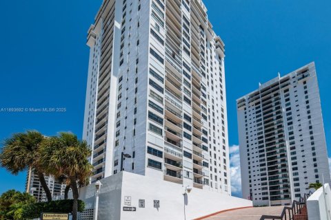 Condo in Hollywood, Florida, 2 bedrooms  № 1948957 - photo 1