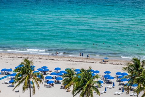 Condo in Hollywood, Florida, 2 bedrooms  № 1948957 - photo 23