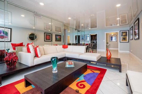 Condo in Hollywood, Florida, 2 bedrooms  № 1948957 - photo 25