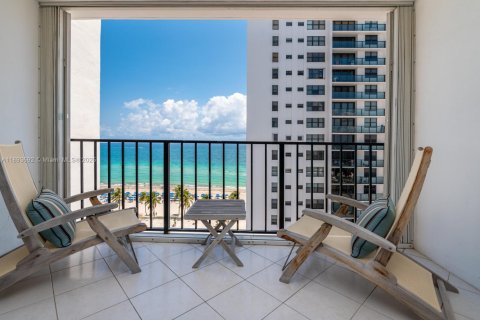 Condo in Hollywood, Florida, 2 bedrooms  № 1948957 - photo 15