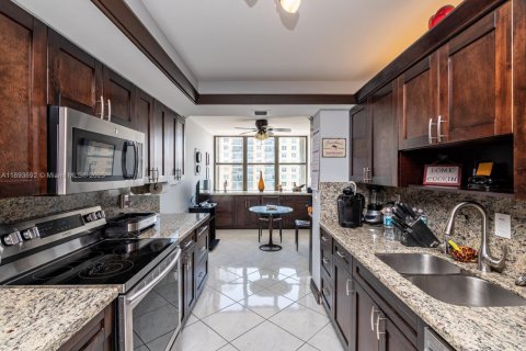 Condo in Hollywood, Florida, 2 bedrooms  № 1948957 - photo 27