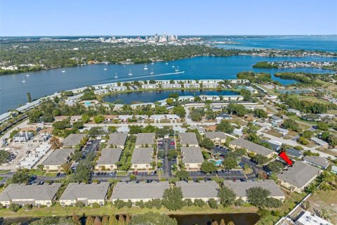 Townhouse in Saint Petersburg, Florida 2 bedrooms, 142.88 sq.m. № 1722286 - photo 27