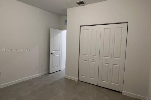 Снять в аренду коммерческую недвижимость в Хомстед, Флорида 1 спальня, 276.29м2, № 2003521 - фото 5