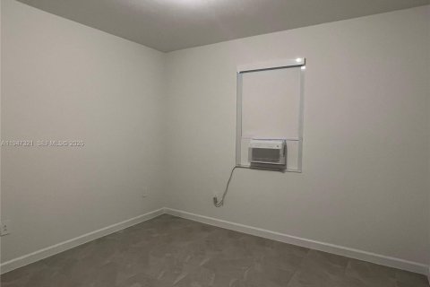 Снять в аренду коммерческую недвижимость в Хомстед, Флорида 1 спальня, 276.29м2, № 2003521 - фото 7