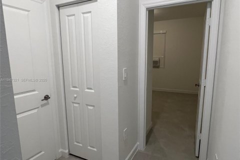 Снять в аренду коммерческую недвижимость в Хомстед, Флорида 1 спальня, 276.29м2, № 2003521 - фото 8