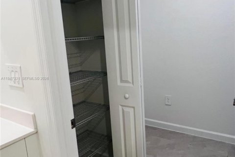 Снять в аренду коммерческую недвижимость в Хомстед, Флорида 1 спальня, 276.29м2, № 2003521 - фото 10