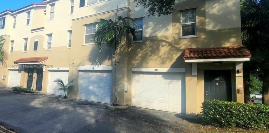 Condo in Coral Springs, Florida, 3 bedrooms № 1955949