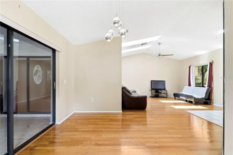 Condo in Weeki Wachee, Florida, 2 bedrooms  № 2232530 - photo 6
