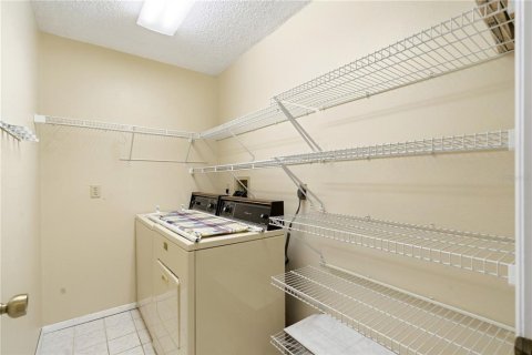 Condo in Weeki Wachee, Florida, 2 bedrooms  № 2232530 - photo 23