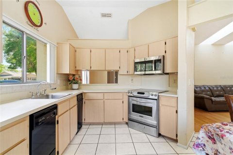 Condo in Weeki Wachee, Florida, 2 bedrooms  № 2232530 - photo 8