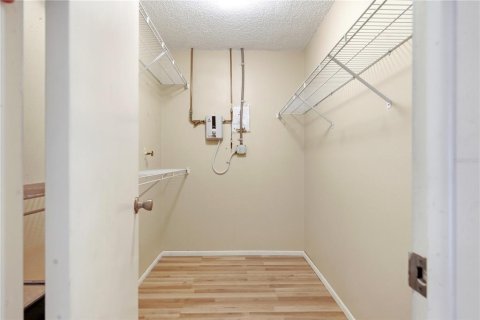 Condo in Weeki Wachee, Florida, 2 bedrooms  № 2232530 - photo 13