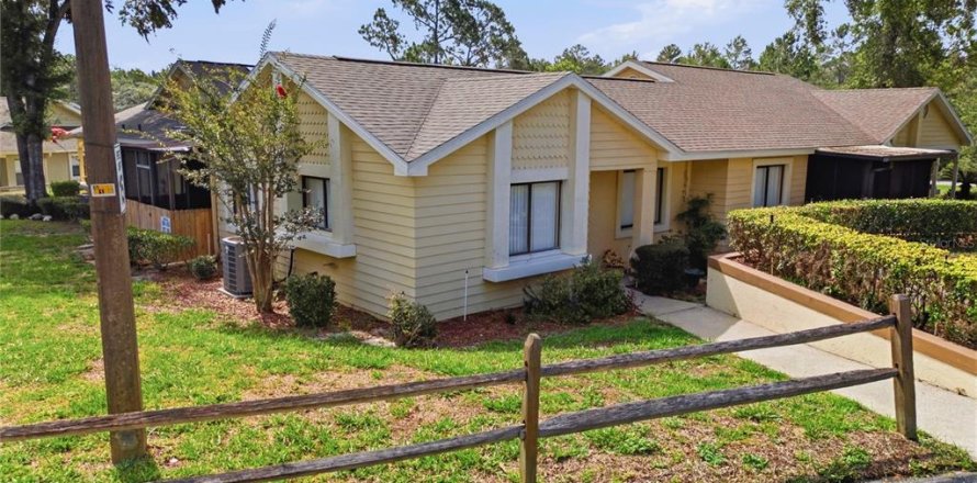 Condo in Weeki Wachee, Florida, 2 bedrooms  № 2232530