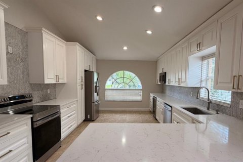 House in Wesley Chapel, Florida 3 bedrooms, 152.36 sq.m. № 2201759 - photo 4