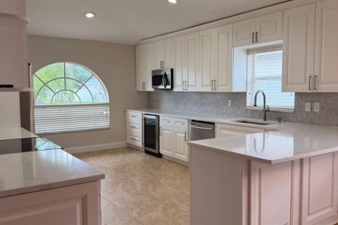 House in Wesley Chapel, Florida 3 bedrooms, 152.36 sq.m. № 2201759 - photo 3