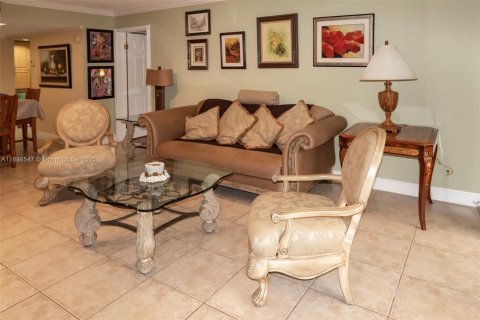 Снять в аренду кондоминиум в Уэстон, Флорида 2 спальни, 114.73м2, № 2018501 - фото 3