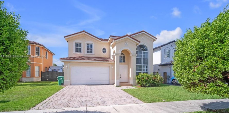 House in Homestead, Florida 5 bedrooms, 270.72 sq.m. № 1790328