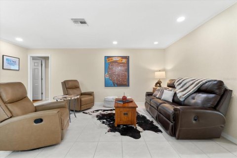 House in Palm Harbor, Florida 3 bedrooms, 178.74 sq.m. № 1760490 - photo 11