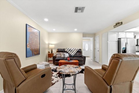 House in Palm Harbor, Florida 3 bedrooms, 178.74 sq.m. № 1760490 - photo 10