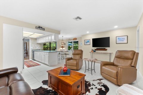 House in Palm Harbor, Florida 3 bedrooms, 178.74 sq.m. № 1760490 - photo 13
