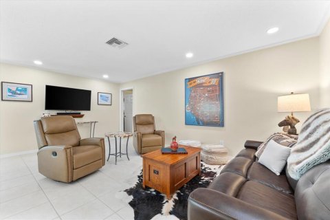 House in Palm Harbor, Florida 3 bedrooms, 178.74 sq.m. № 1760490 - photo 12