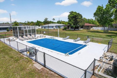 House in Punta Gorda, Florida 2 bedrooms, 138.89 sq.m. № 2115121 - photo 2