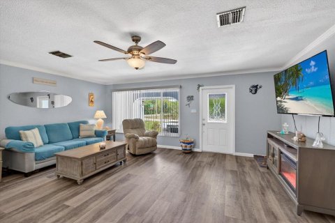 House in Punta Gorda, Florida 2 bedrooms, 138.89 sq.m. № 2115121 - photo 13