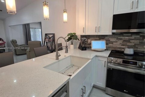 House in Delray Beach, Florida 2 bedrooms, 88.07 sq.m. № 2033416 - photo 10