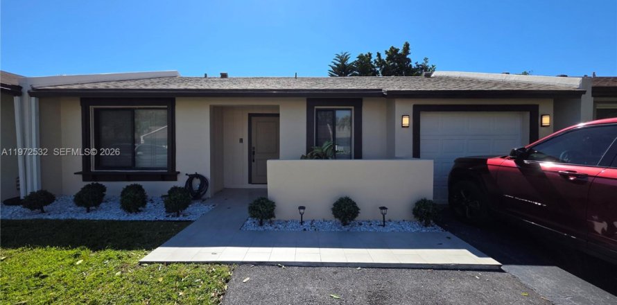 House in Delray Beach, Florida 2 bedrooms, 88.07 sq.m. № 2033416