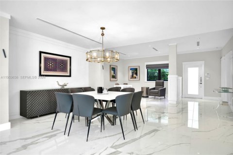 House in Miami Beach, Florida 4 bedrooms, 273.6 sq.m. № 2019843 - photo 12
